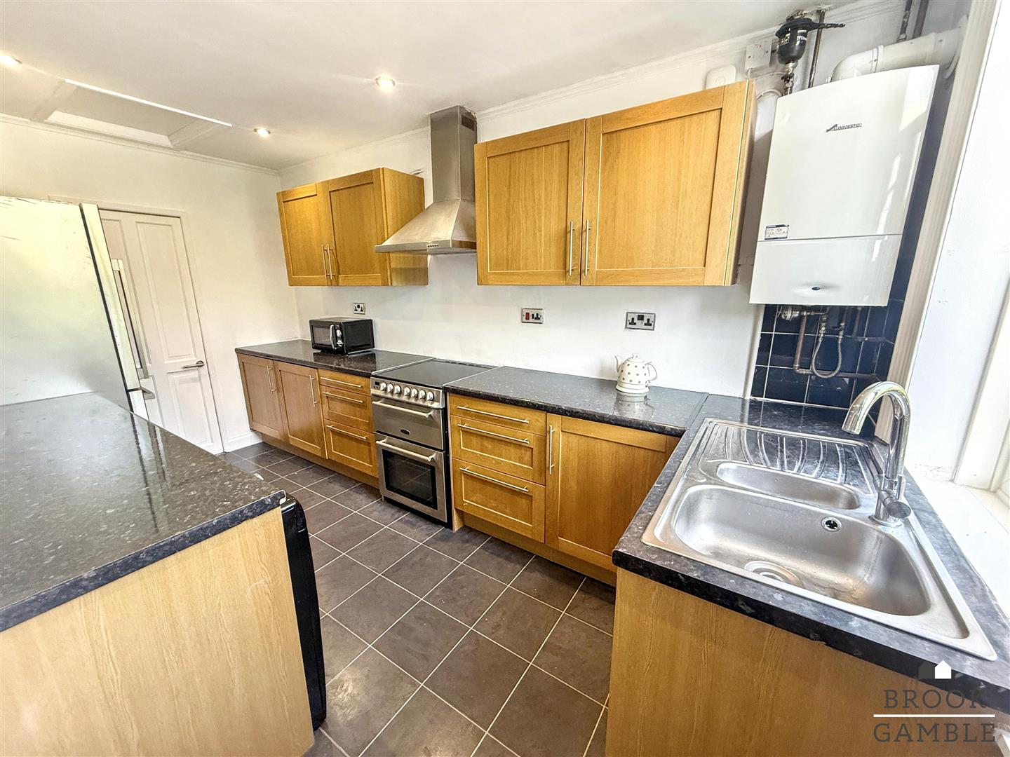 1 Bedroom Flat - Conversion. Hartfield Road in Eastbourne,  6